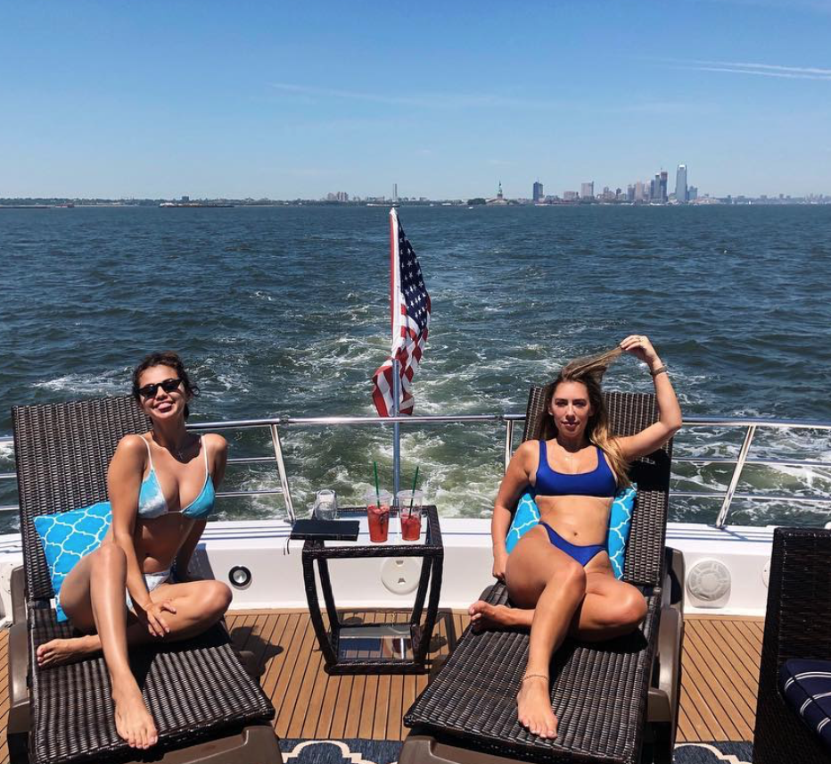 Selena Gomez tillsammans med en vän på en båt i NYC. Selena Gomez tillsammans med en vän på en båt i NYC.
